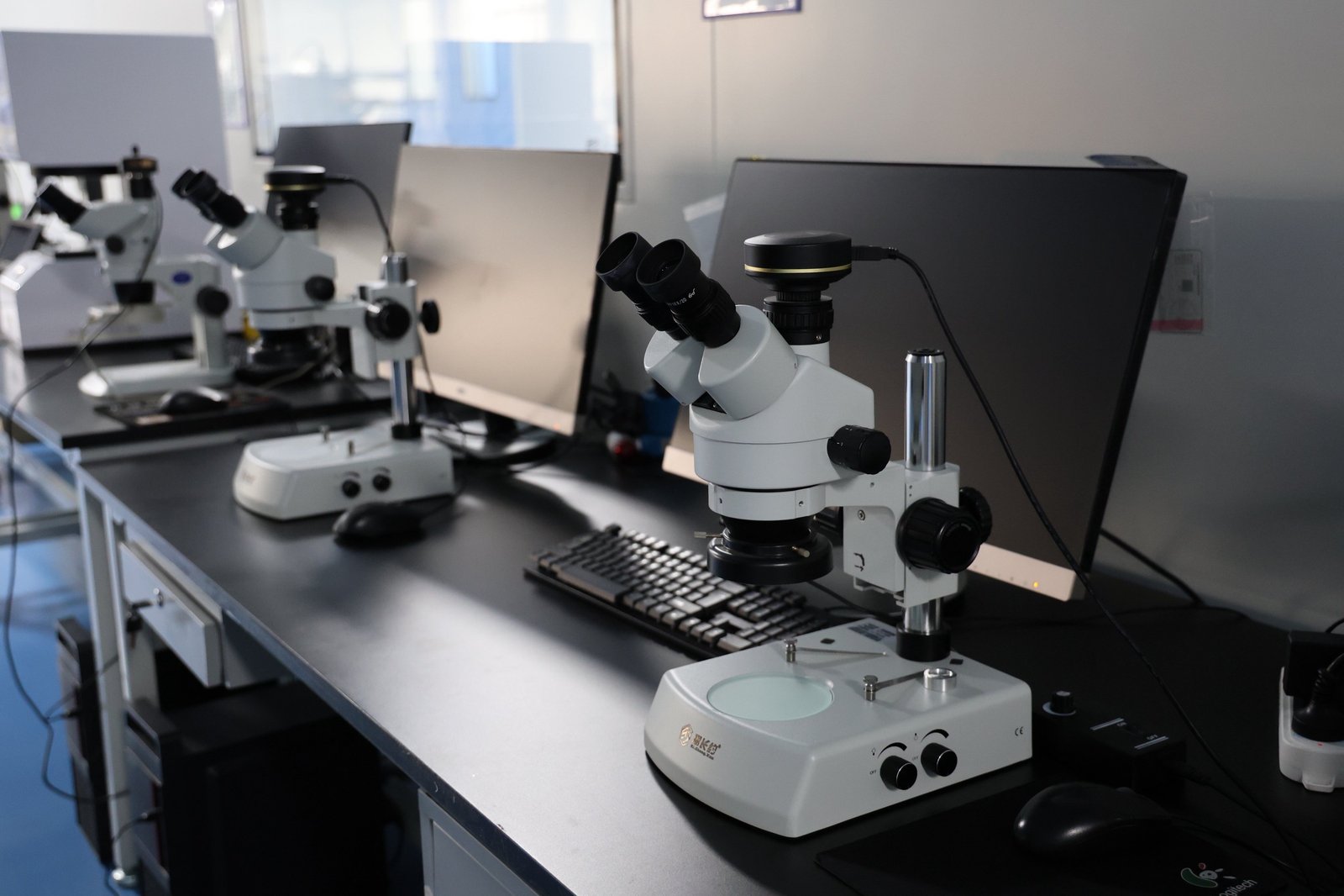 Stereo microscope quality-control stations